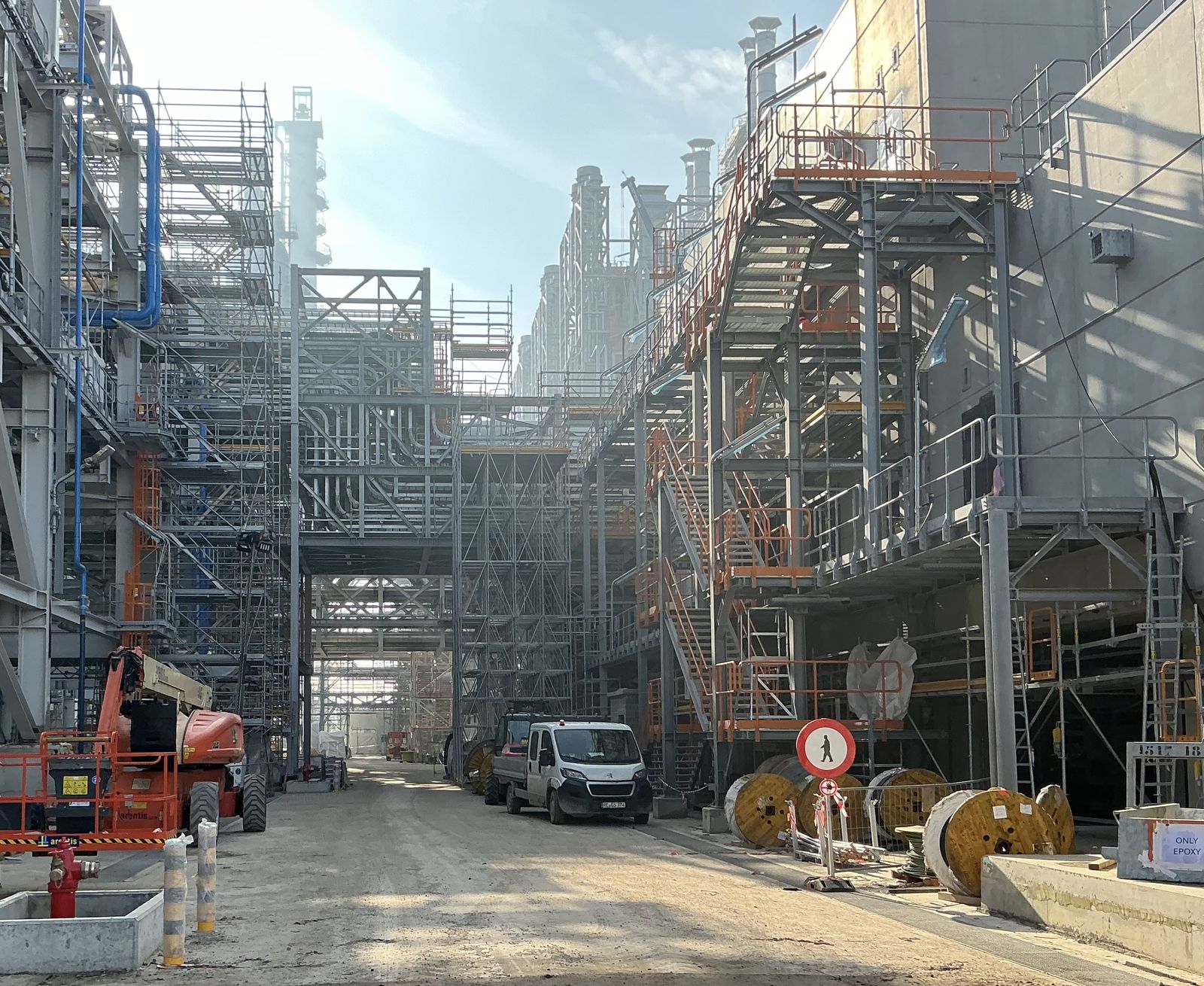 Industriegeruest und Arbeitsplattformen auf einer Anlage